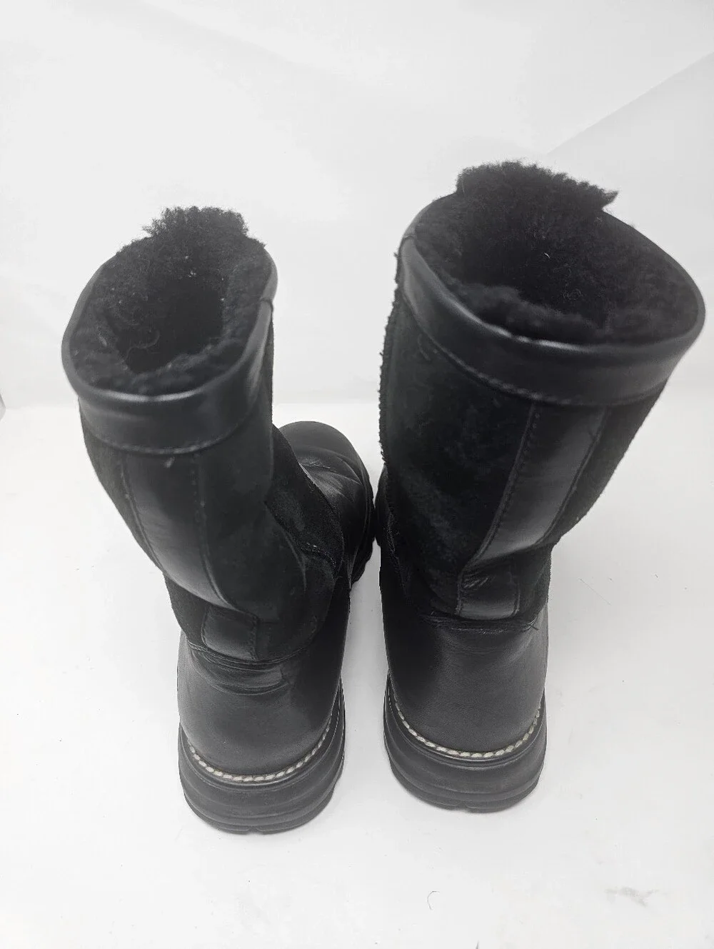 UGG Brooks Women's Black Leather Short Boot Size 9 S/N 5381